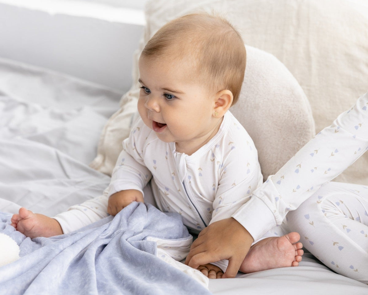 Bebé durmiendo con una pijama de bambú Lilulila